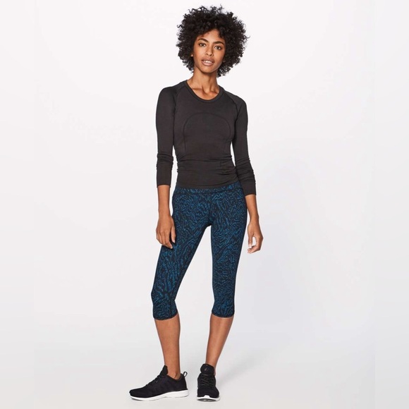 Lululemon Train Times Crop 17” Black Blue Mesh-Panel Capri Leggings Size 6 - Picture 2 of 11